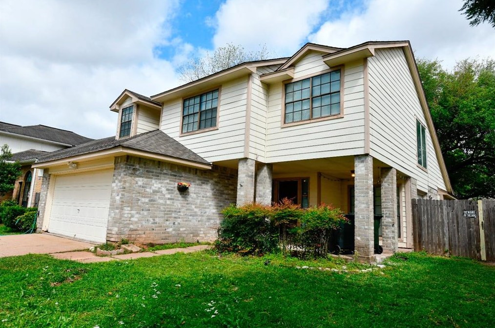 3527 Woodmere Ln, Sugar Land, TX 77478
