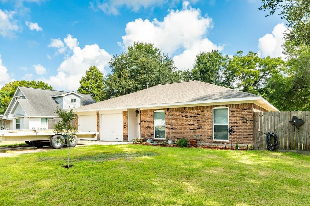 2010 Monterrey St, Kemah, TX 77565-2211