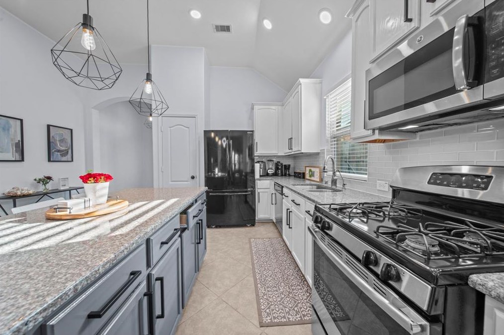 2611 Winding Creek Way, Conroe TX  77385-8006 exterior