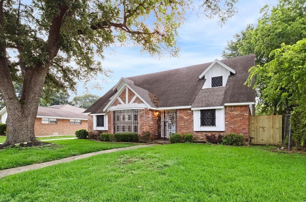 8615 Glenaire St, Houston, TX 77061-2124