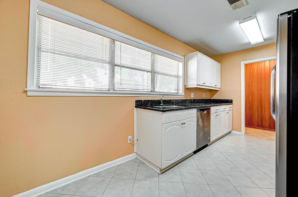 1521 Bayram Dr, Houston TX 77055-3215 exterior