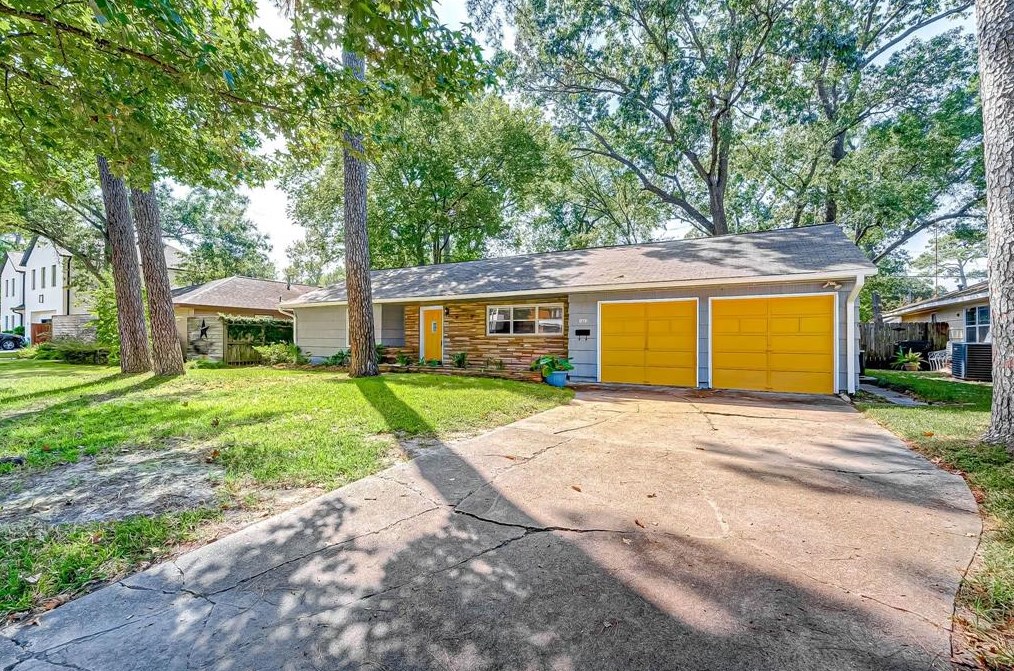 1521 Bayram Dr, Houston TX 77055-3215 exterior