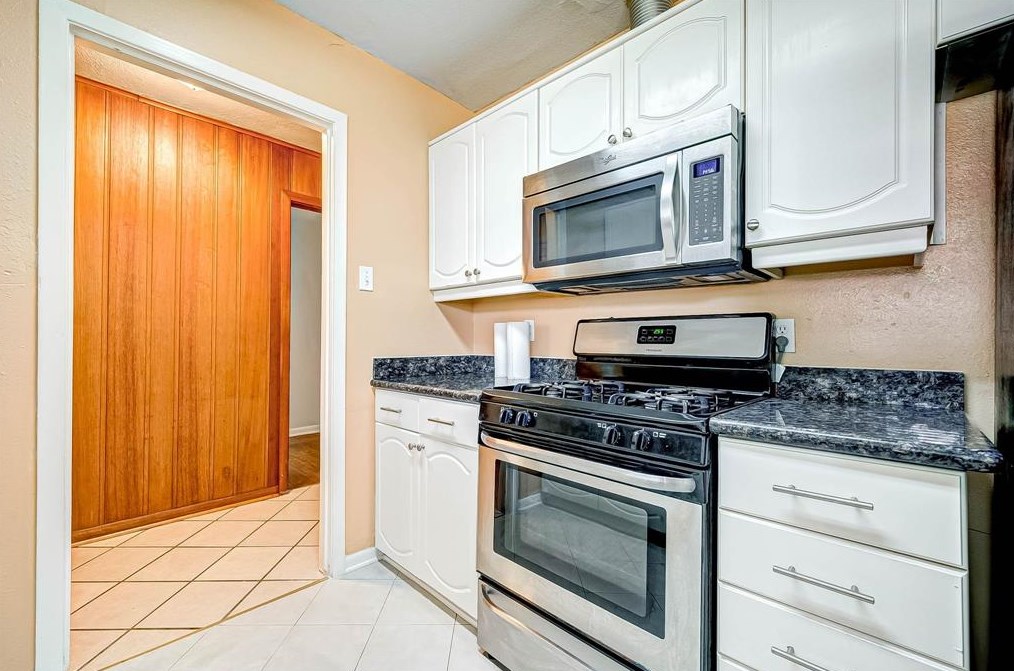 1521 Bayram Dr, Houston TX 77055-3215 exterior