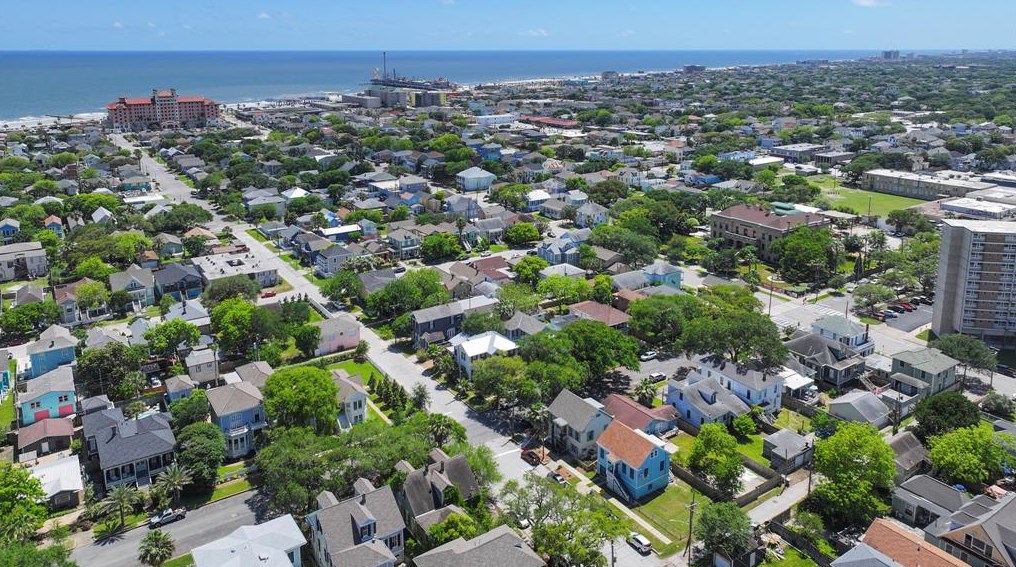 1221 20 St, Galveston TX 77550-8006 exterior