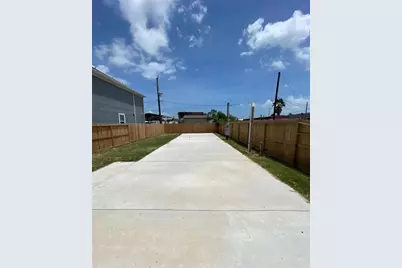 135 Dolphin Harbor Harbor N, Baytown, TX 77523 - Photo 2