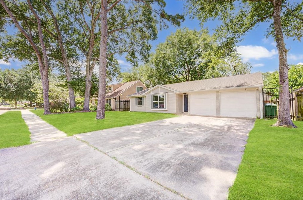 5863 Farwell Dr, Houston, TX 77035-5450