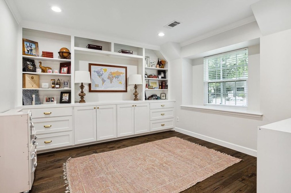 2014 Hollow Hook Rd, Houston, TX 77080-6307