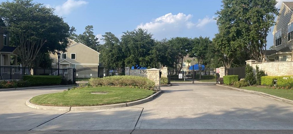 13600 Breton Ridge St, Houston TX  77070-5817 exterior