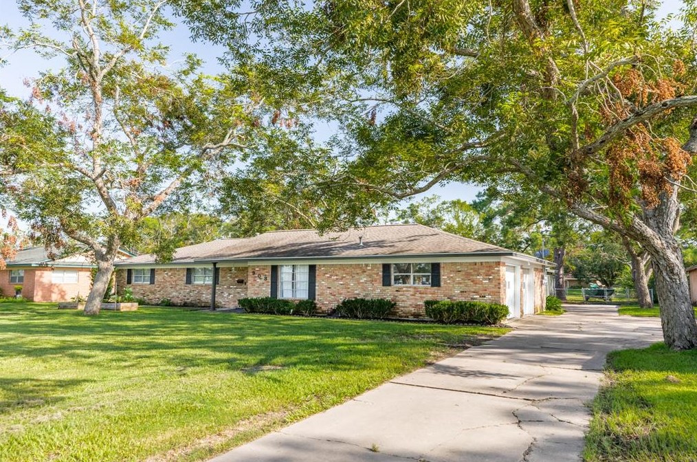 908 W Mulberry St, Angleton, TX 77515