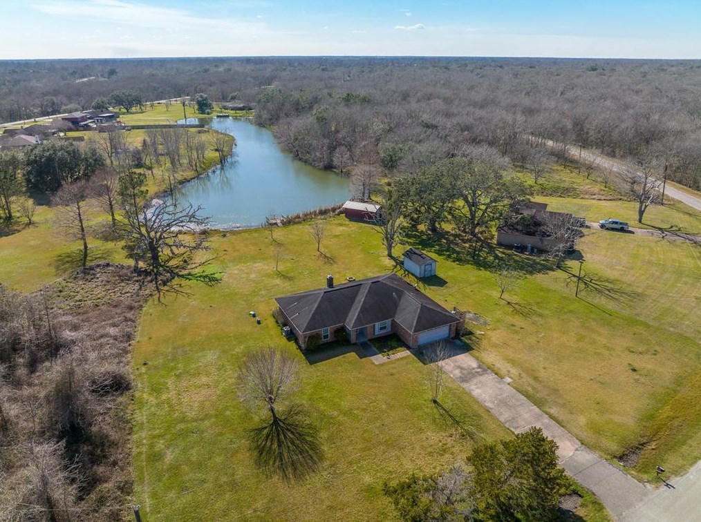 140 Lakewood Dr, Angleton, TX 77515