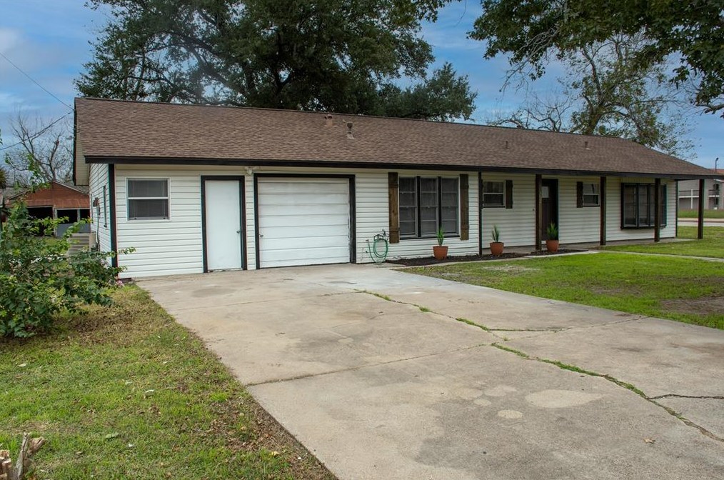 402 Hathaway St, Victoria, TX 77904