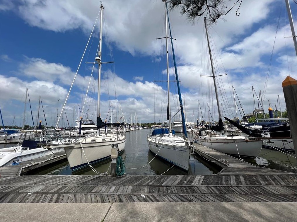 511 Mariners Dr, Kemah, TX 77565-2256