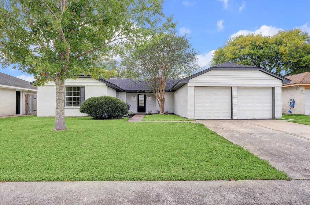 2710 Virginia Colony Dr, Houston, TX 77598