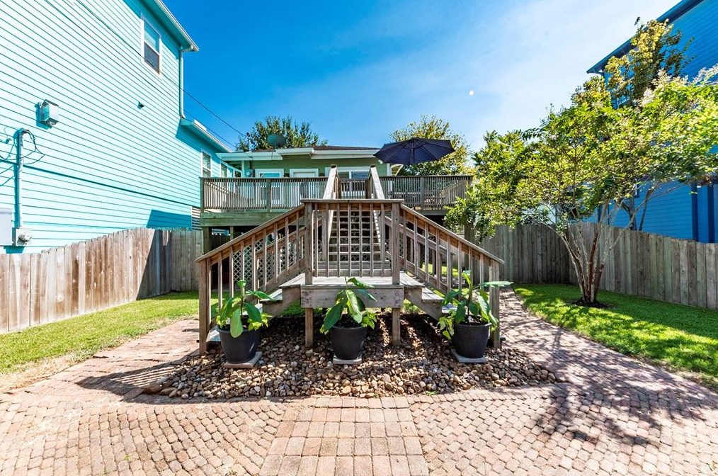 817 Elm Rd, Kemah, TX 77565