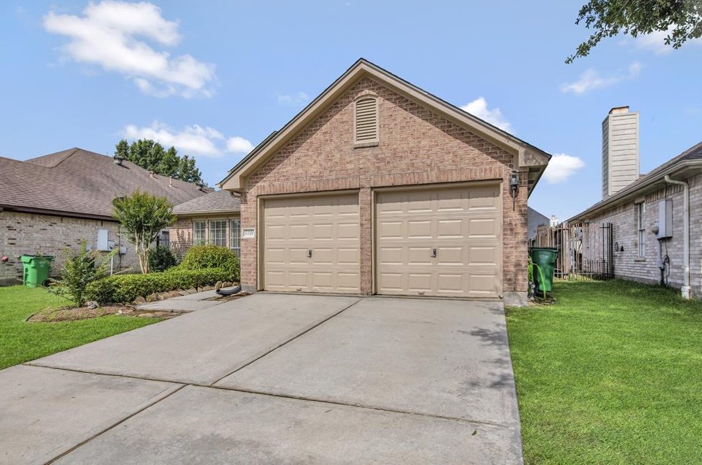 4231 Applerock Dr, Baytown, TX 77521-1992