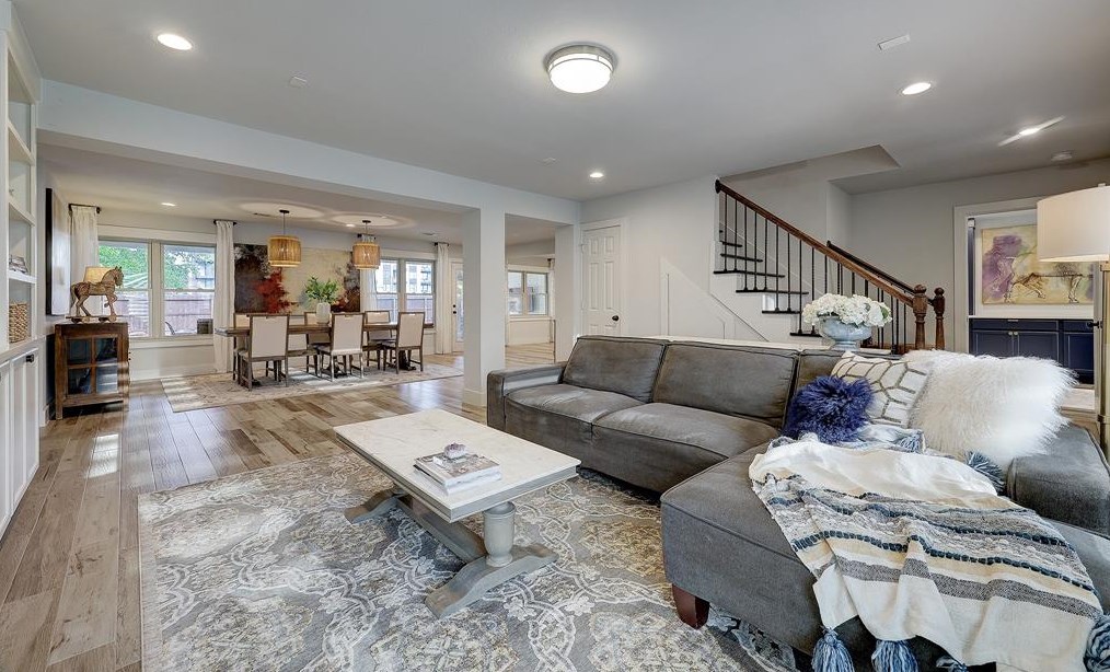 211 Blue Willow Dr, Houston TX  77042-1107 exterior