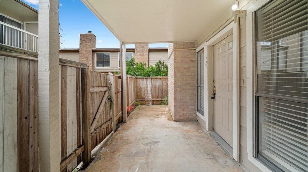 2100 Wilcrest Dr Apt 127, Houston, TX 77042