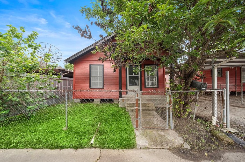 1504 Luzon, Houston TX  77009-7922 exterior
