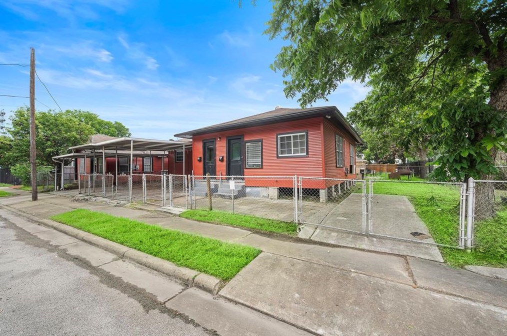 1504 Luzon, Houston TX  77009-7922 exterior