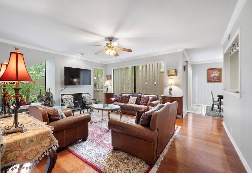 67 Litchfield Ln, Houston, TX 77024-6014