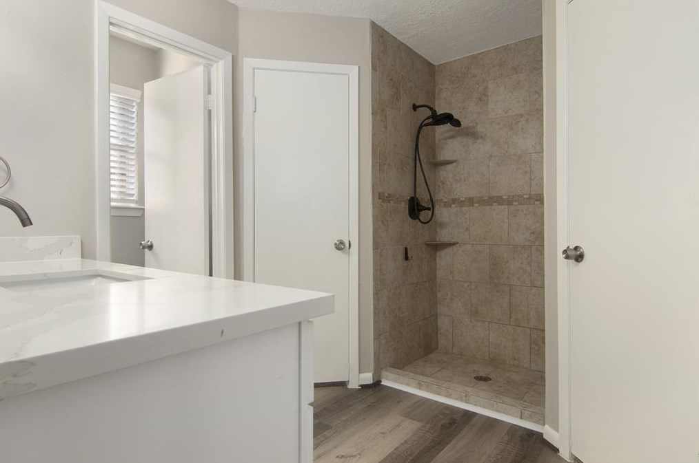 10102 Kirkbluff Dr, Houston TX 77089-2821 exterior