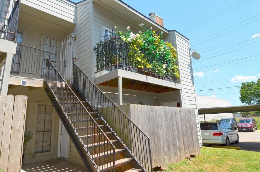 10501 South Dr, Houston TX  77099-2879 exterior
