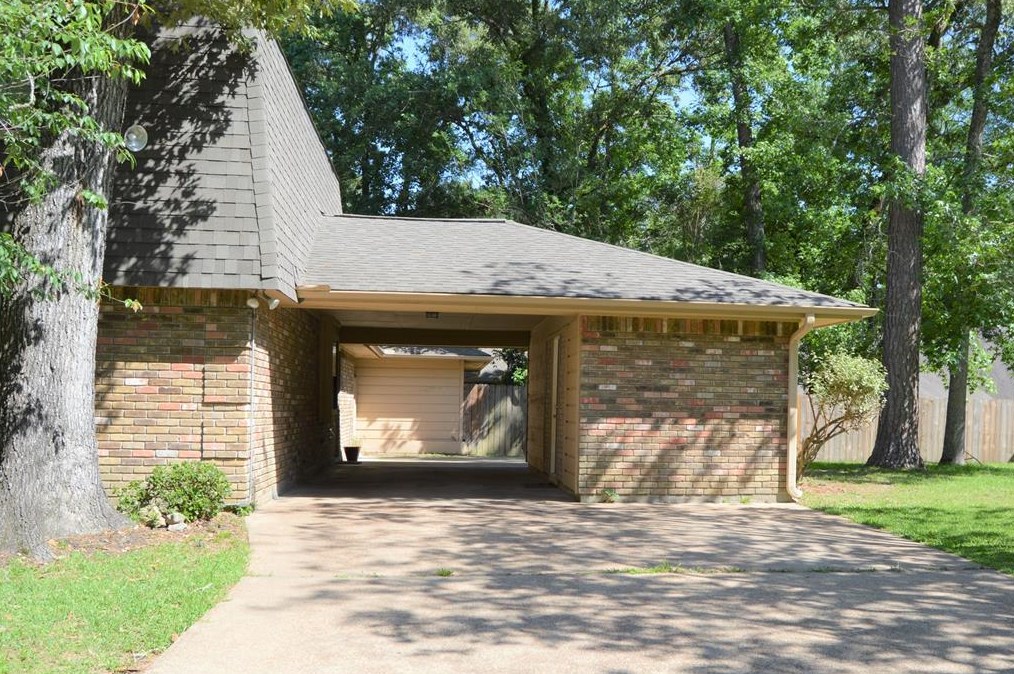 1805 Lk Dr, Huntsville TX 77320-0237 exterior