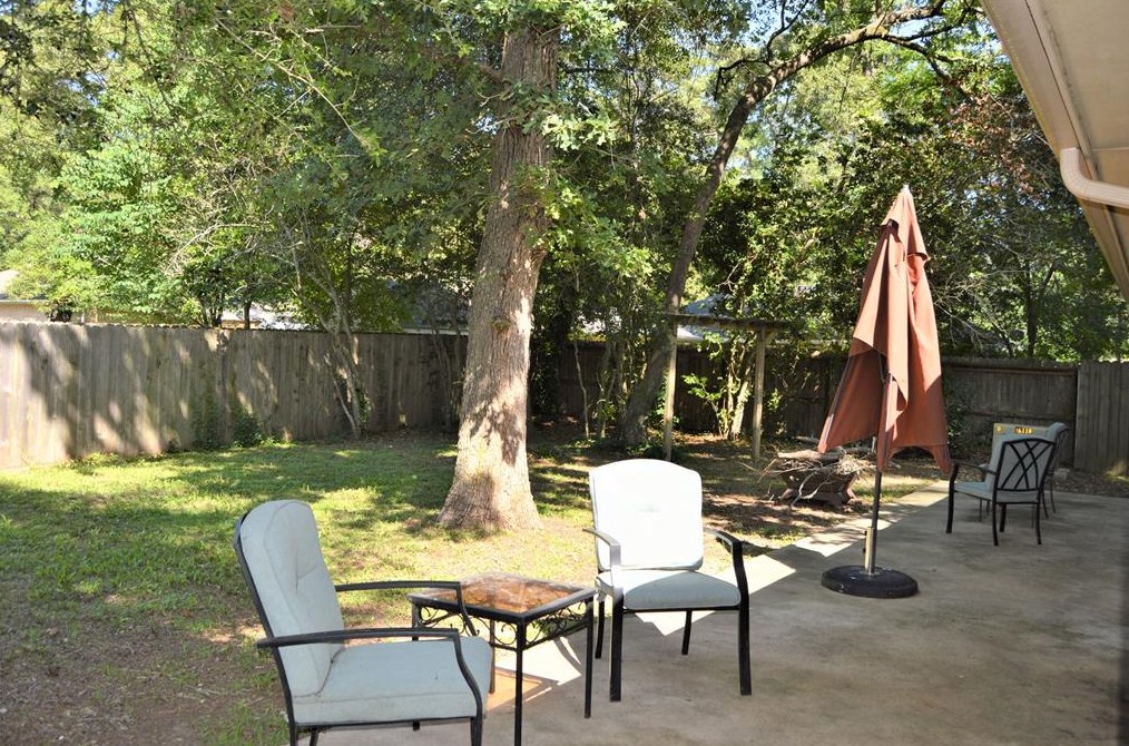 1805 Lk Dr, Huntsville TX 77320-0237 exterior