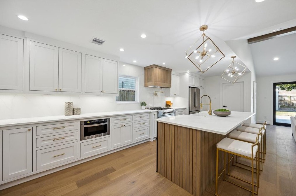 10710 Wickersham Ln, Houston TX  77027-4014 exterior