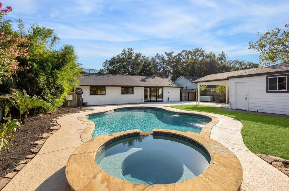 10710 Wickersham Ln, Houston TX  77027-4014 exterior