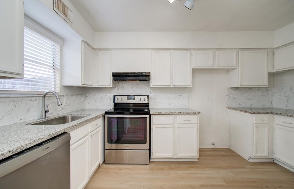 6358 Cambridge Gln Ln, Houston TX  77035-3901 exterior