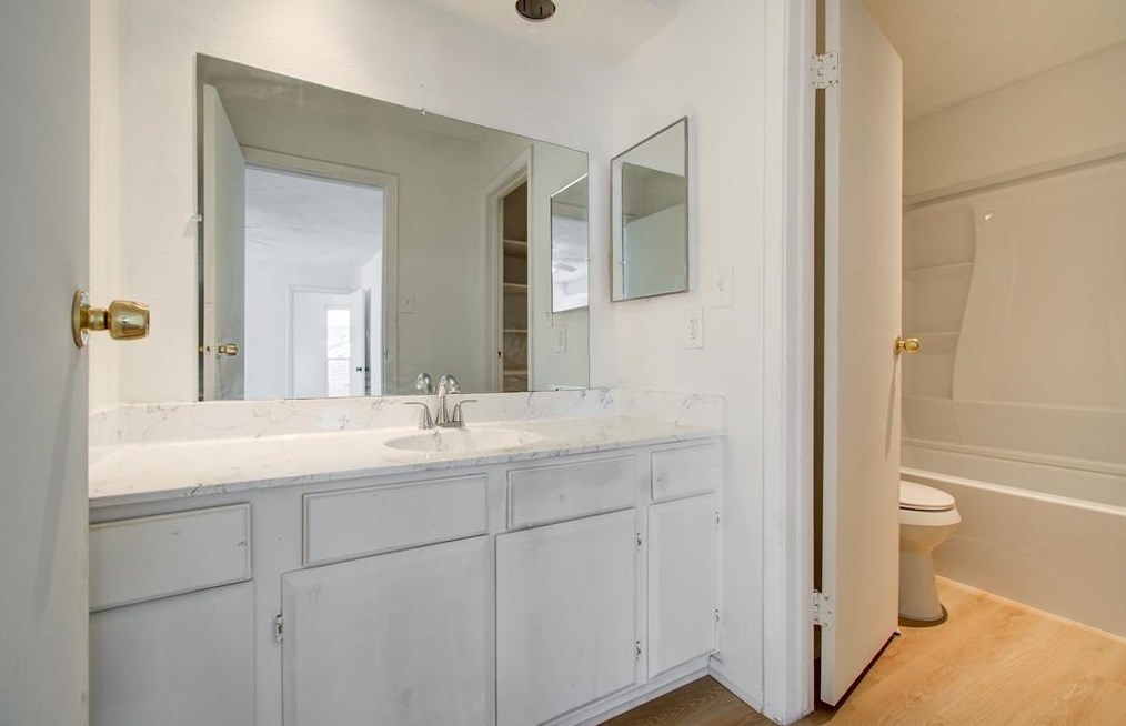 6358 Cambridge Gln Ln, Houston TX  77035-3901 exterior