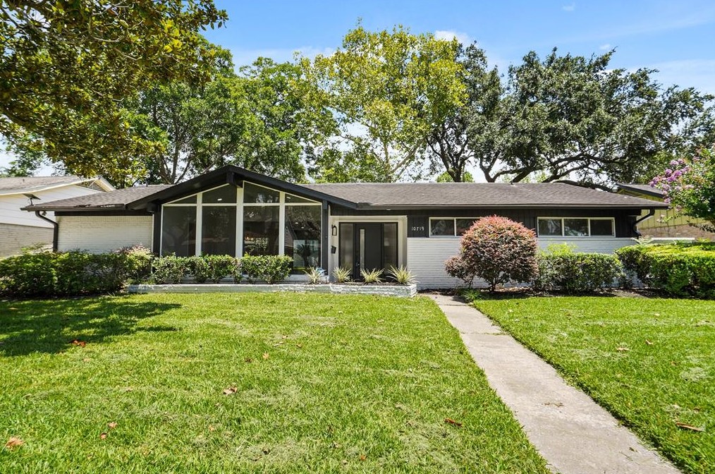 10719 Landsdowne Dr, Houston TX  77035-4345 exterior