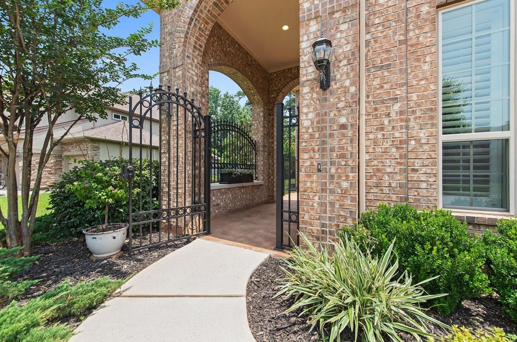 3338 Cotswold Manor Dr, Humble, TX 77339-1661
