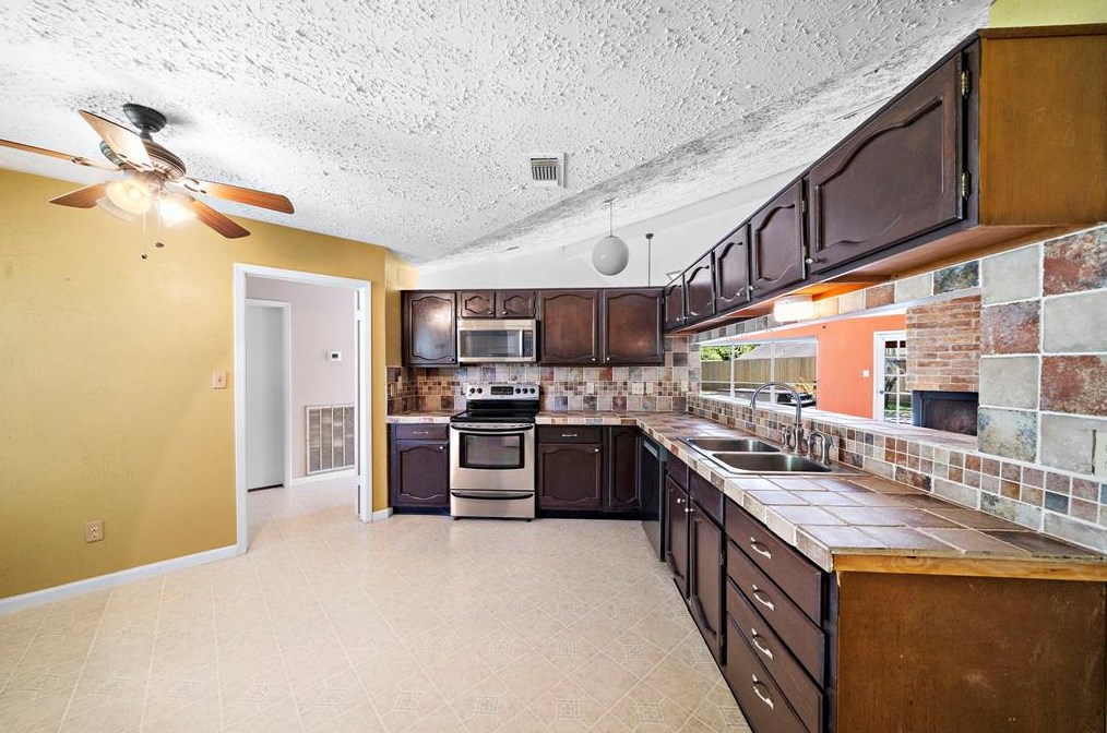 13307 Wimbledon Oaks Dr, Houston, TX 77065-3714