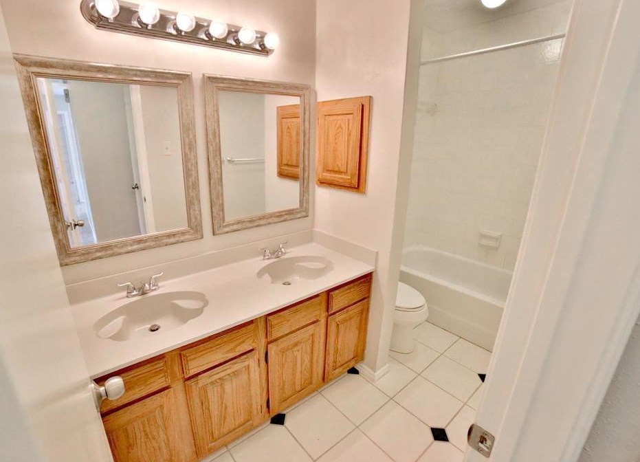 2018 Creek Valley Ln, Sugar Land TX  77478-5207 exterior