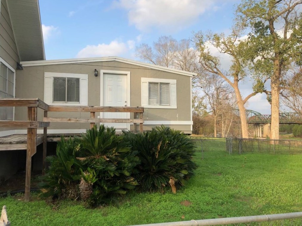 1217 Front St, Columbus, TX 78934
