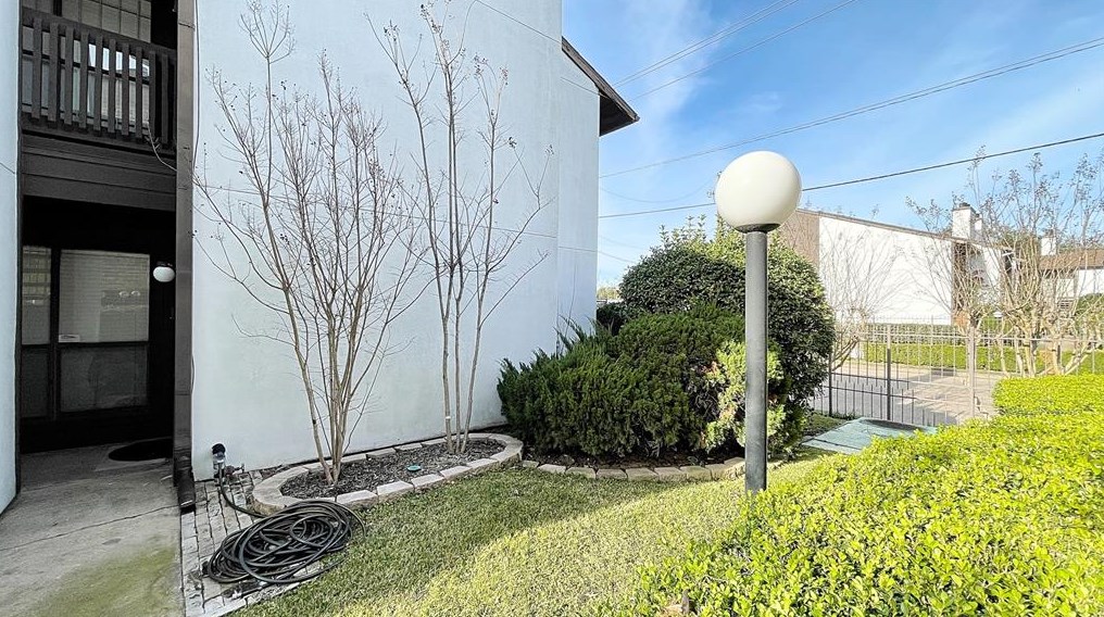 8020 Braesmain Dr, Houston, TX 77025-2819