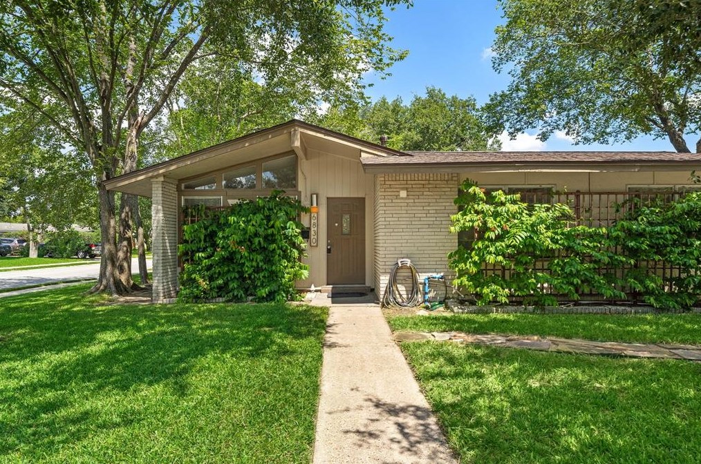 6830 Rowan Ln, Houston, TX 77074