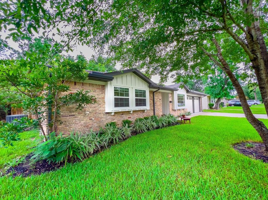 5923 Dawnridge Dr, Houston TX  77035-4119 exterior
