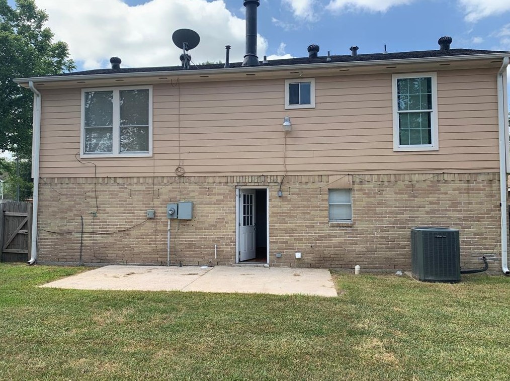 12915 Crystal Cove Dr, Houston, TX 77044-1801