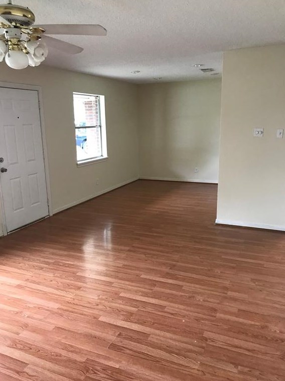 8029 Lawrence St, Hitchcock, TX 77563