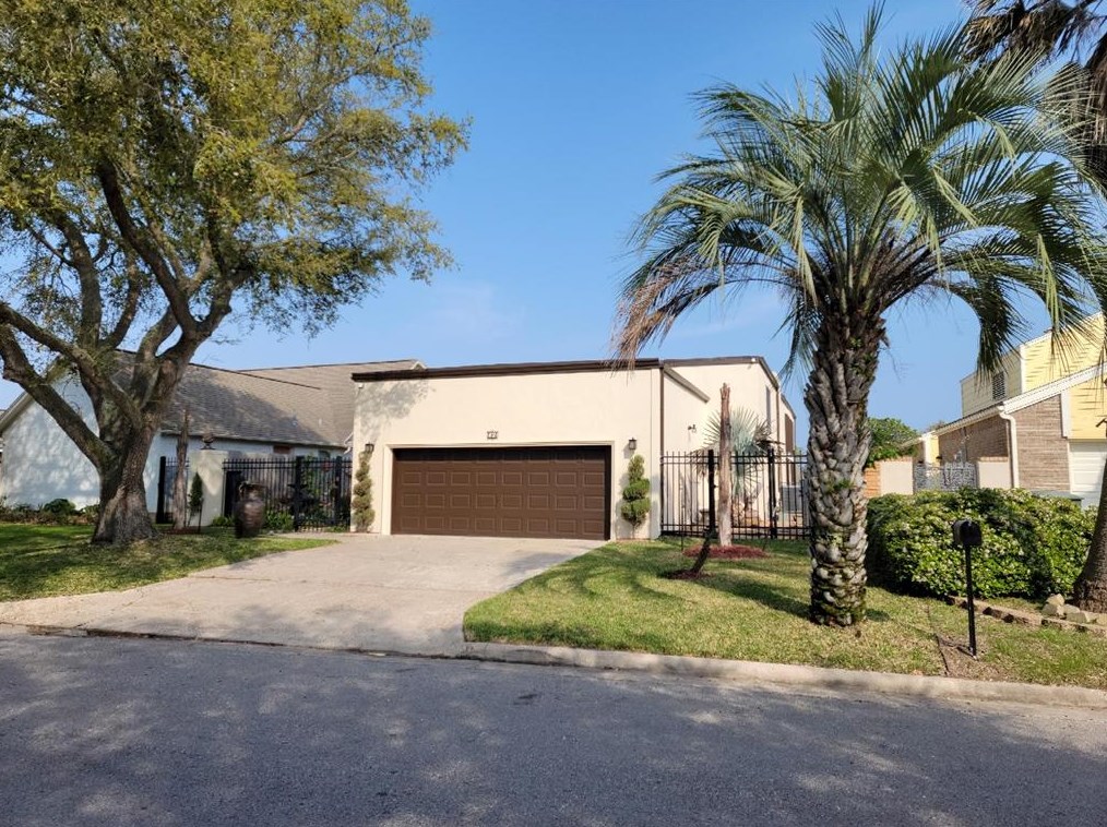 34 Lakeview Dr, Galveston, TX 77551