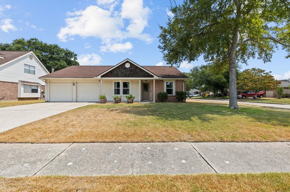 422 Meadowpoint Dr, League City, TX 77573-5916