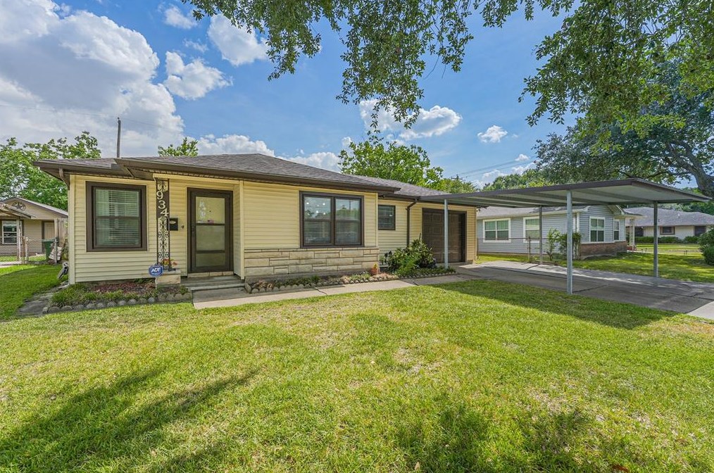 934 Elton St, Houston, TX 77034-1206