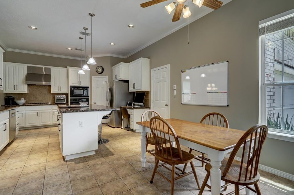 1426 Sherwood Park Cir, Houston TX  77043-3812 exterior