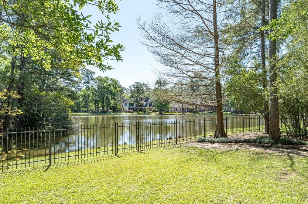 16 Thunder Hollow Pl, Spring, TX 77381