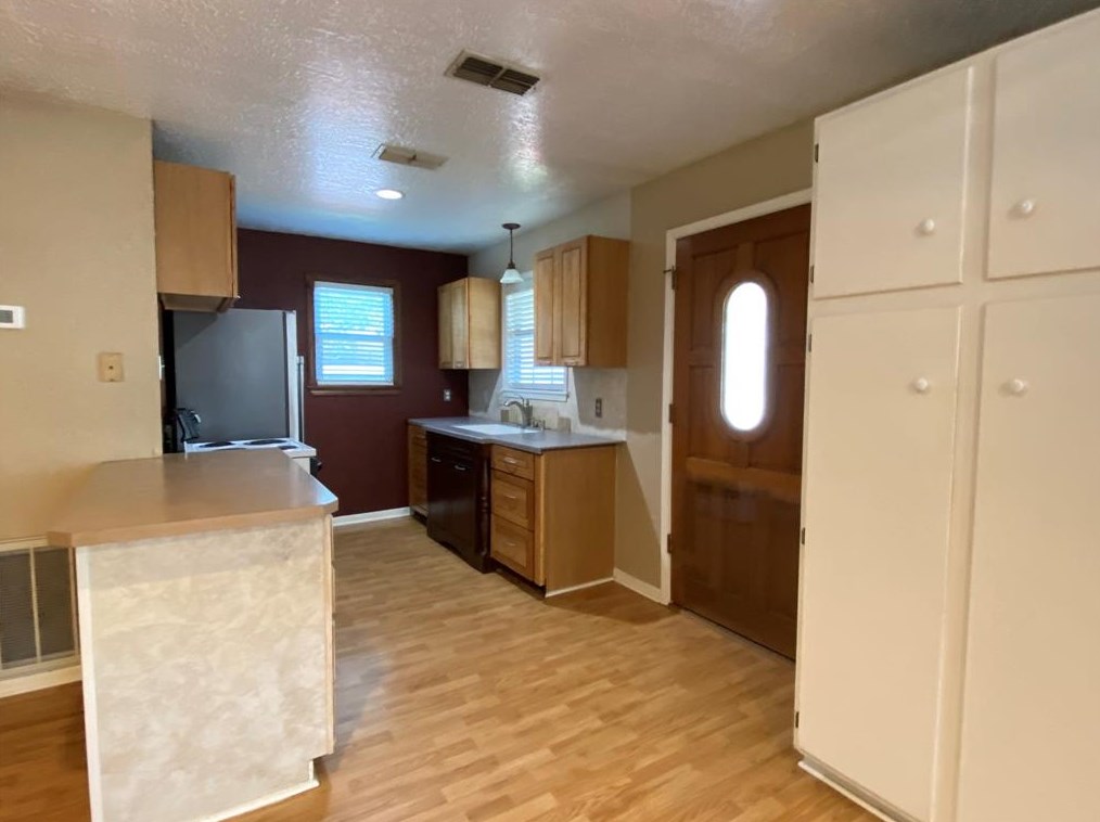 6353 Rogers St, Wallis, TX 77485