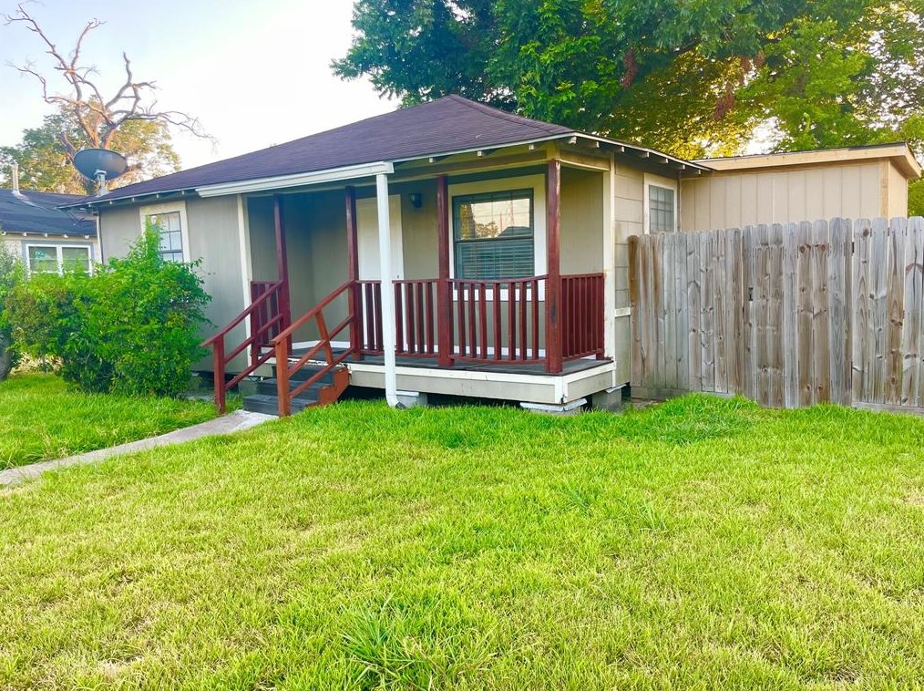 2125 Chew St, Houston, TX 77020
