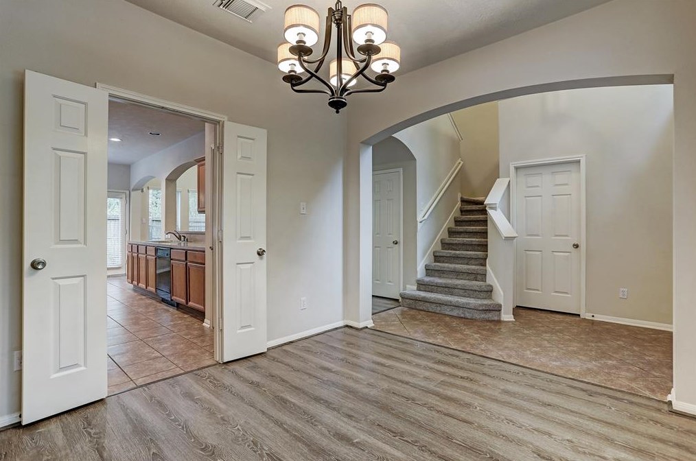 18 Prairie Oak Dr, Conroe, TX 77385